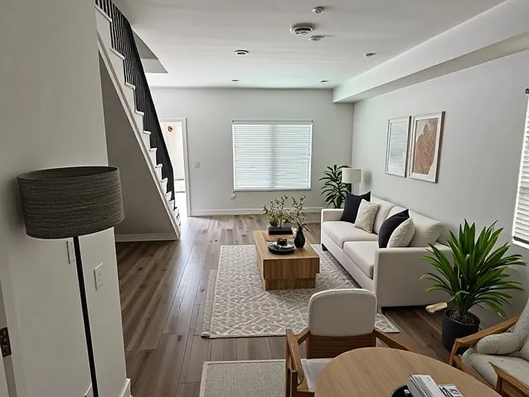 5133 W Maplewood Ave — Photo 2