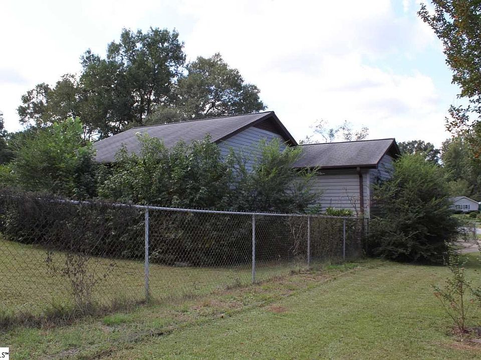 2nd image of 2 Danbury Ln