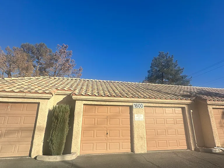 1600 N Torrey Pines Dr #102 — Photo 2