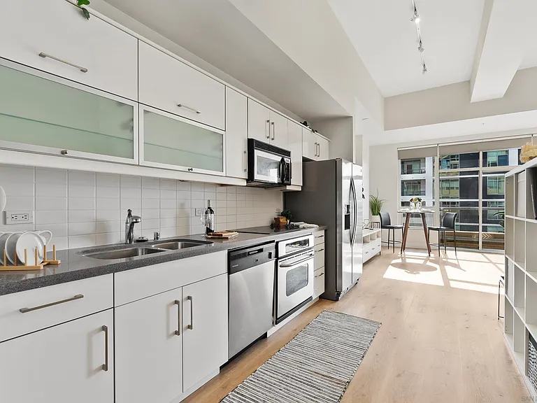 350 W Ash St #1006 — Photo 42