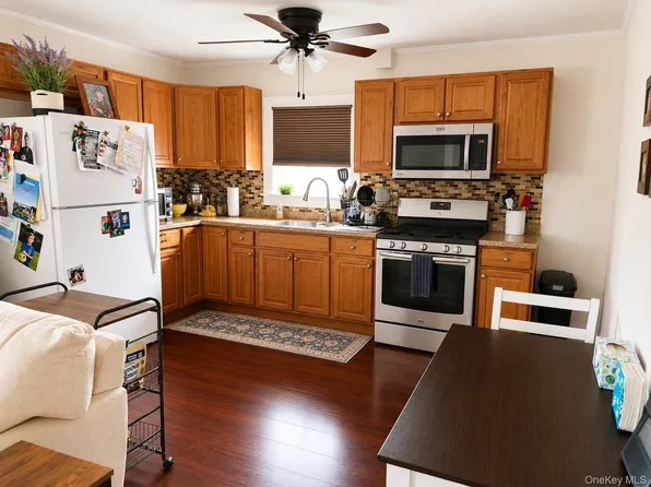 122 Radcliffe Rd, Island Park, NY 11558