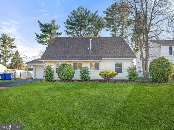 54 Bayberry Ln, Willingboro, NJ 08046