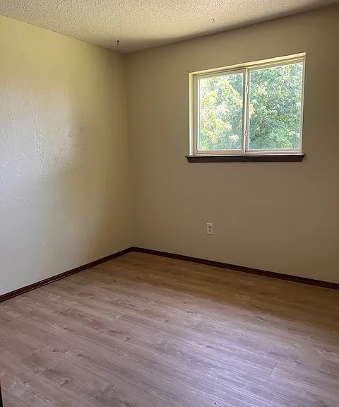 1207 Heather Ln — Photo 3