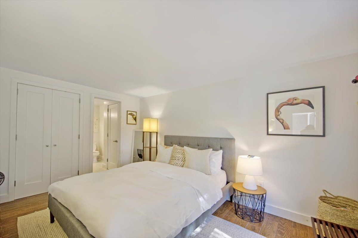  Primary en-suite with queen bed