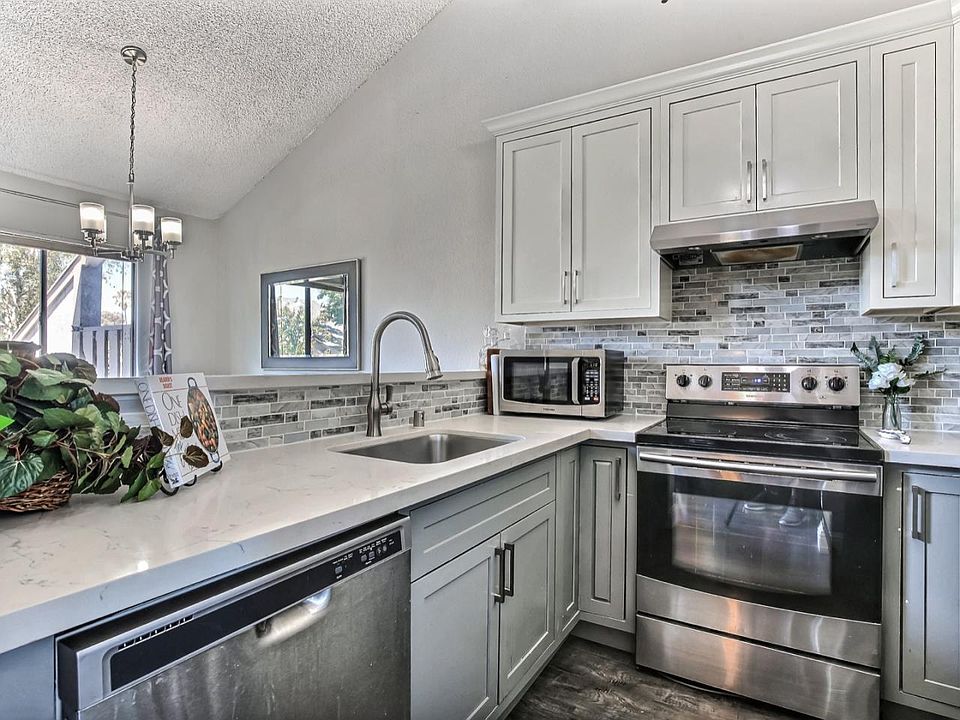 1st image of 484 Coyote Creek Cir