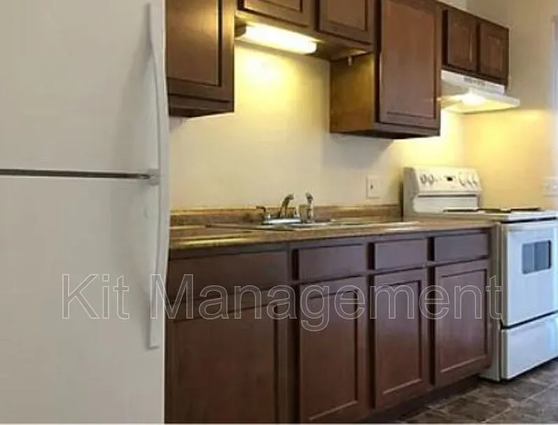Charming 1-Bedroom Near West Laskey Cozy, Convenient, and Affordable at $675 — Photo 4