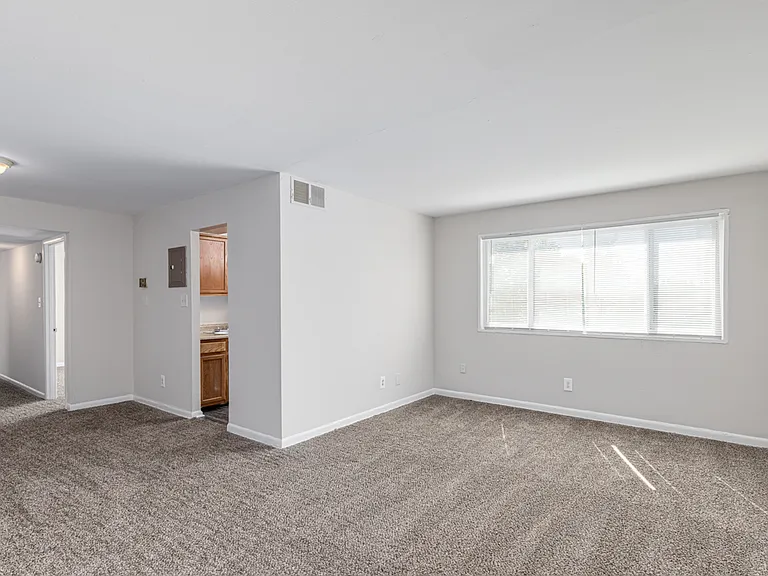 Regency Court Apartments — Photo 31