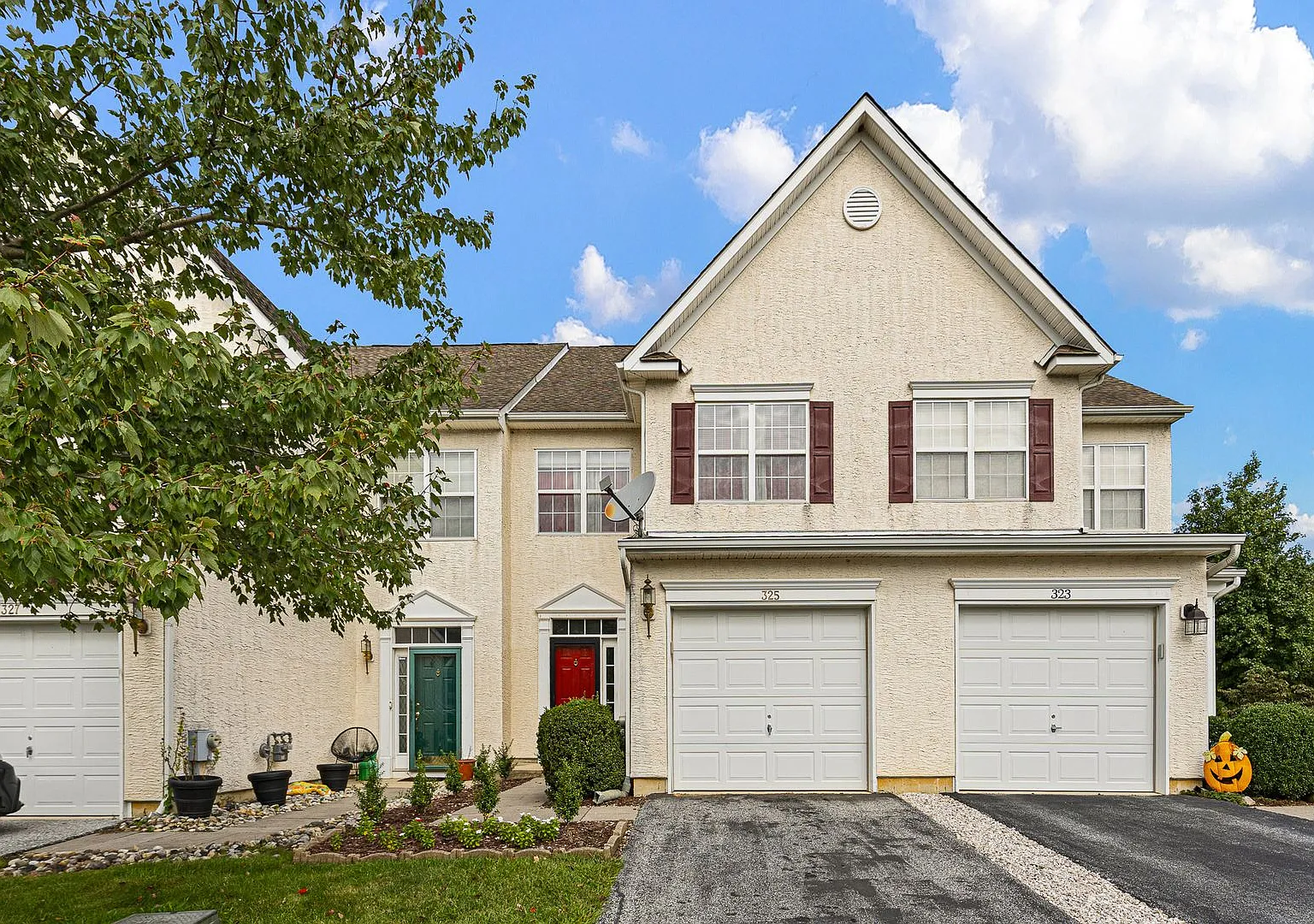 Spacious 3BR/2.5BA Middletown Townhome with Garage — Photo 1