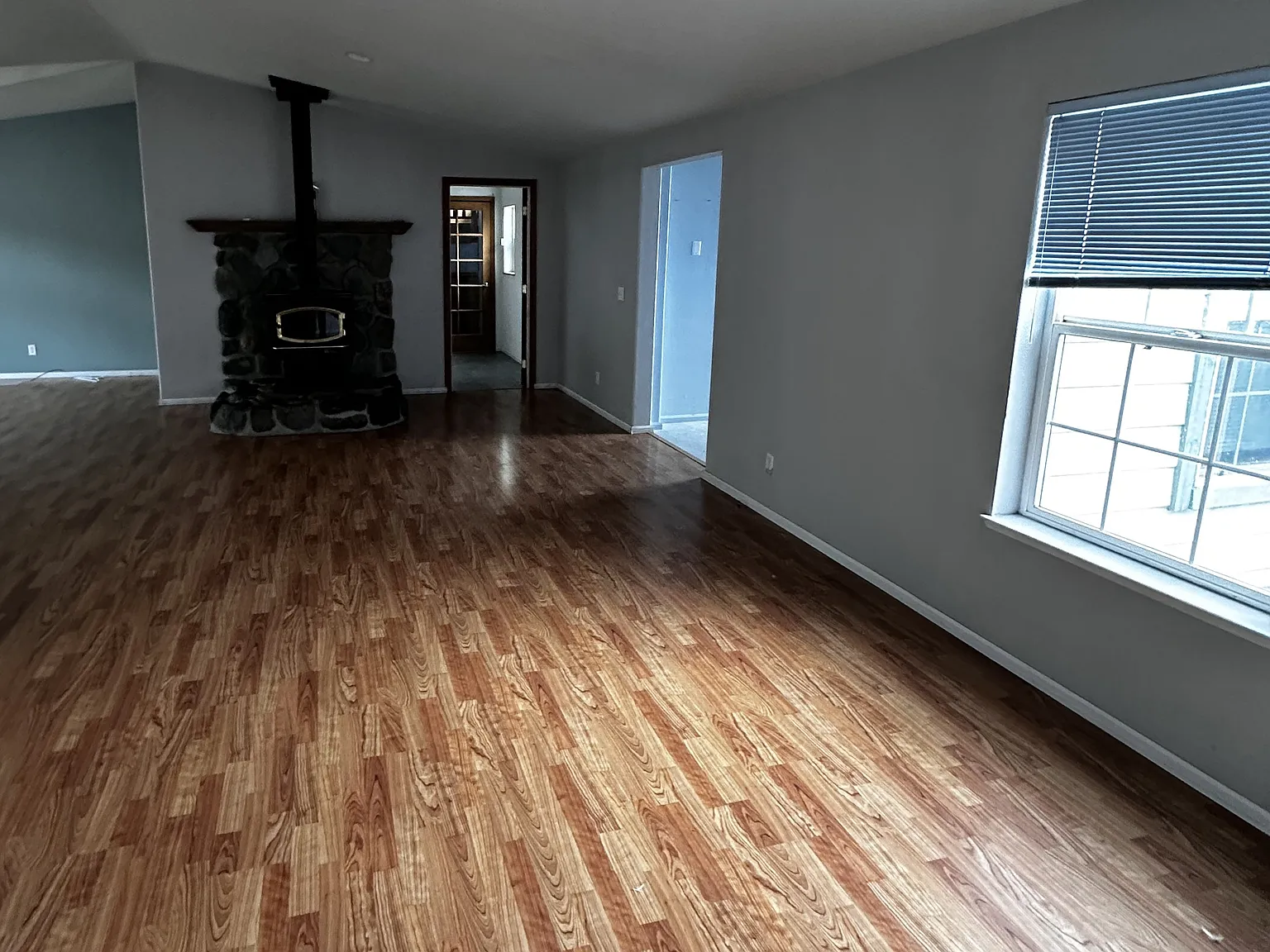 3 bed, 2.0 bath, 2500 sqft, $2,400 — Photo 2