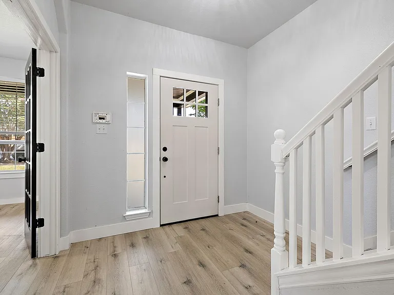 502 Sherwood Ct — Photo 3