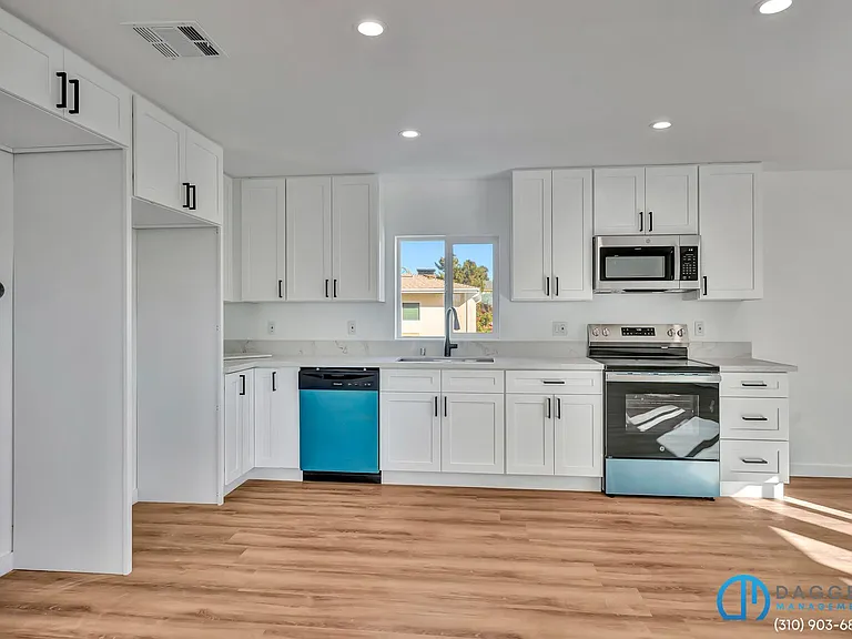 11845 Hamlin St #1/2 — Photo 9