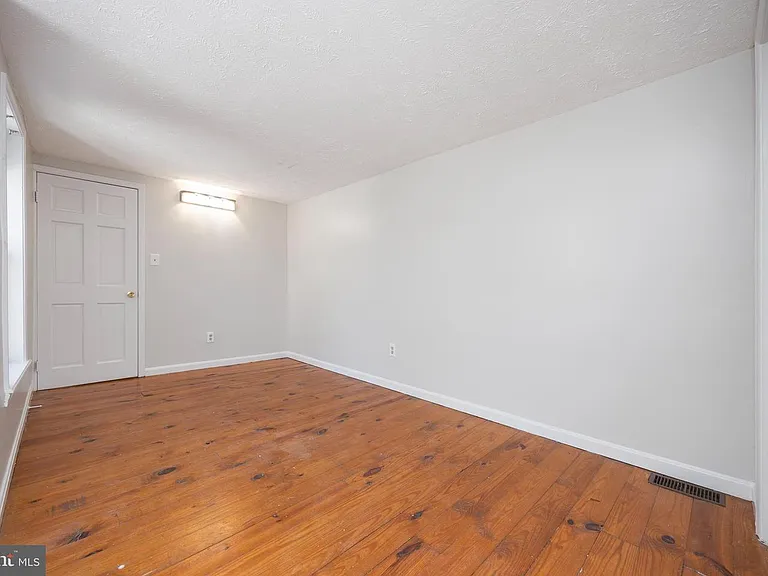 206 E Cross St — Photo 18