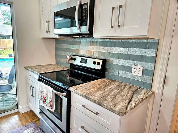 Sparking glass striped backsplash