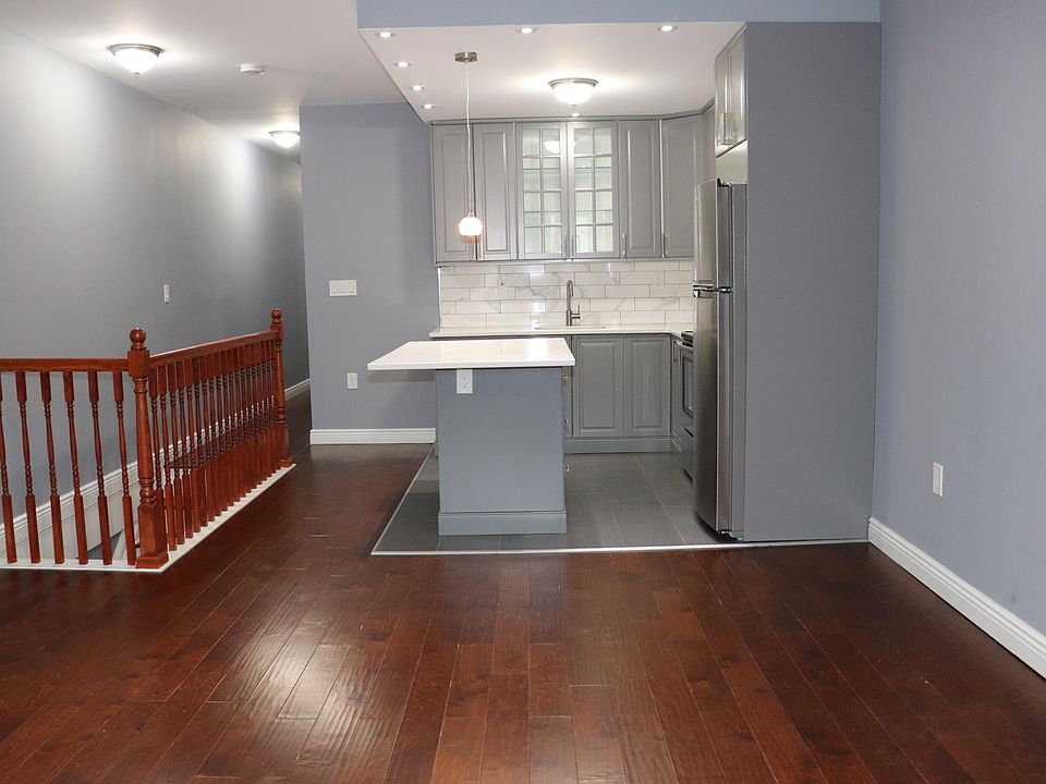 gorgerous living room kitchen with open Island, 