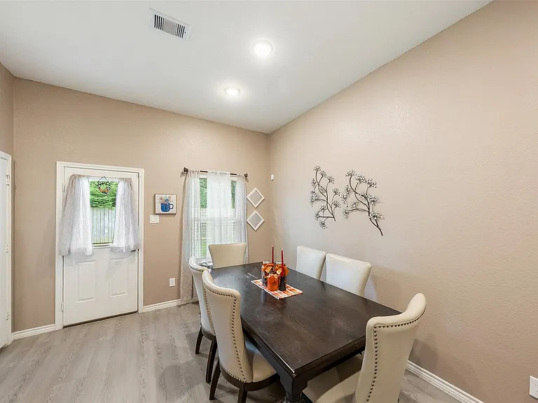306 Helen St — Photo 10