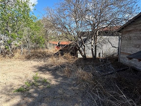 4th image of 369 Edith Dr
