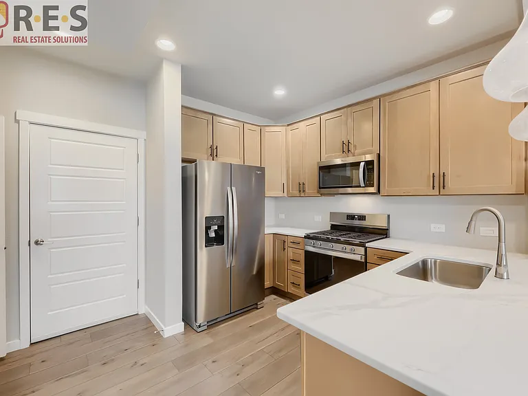 3659 Levy Park Dr — Photo 4