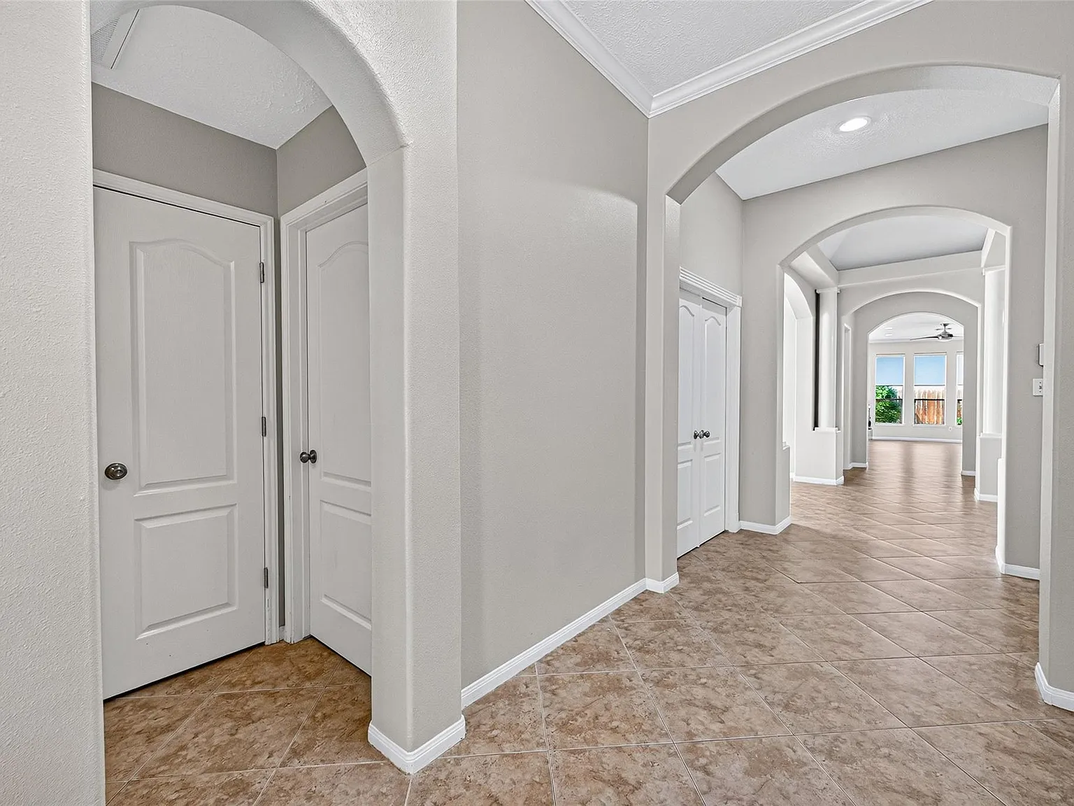 3 bed, 2.0 bath, 2332 sqft, $3,495 — Photo 4