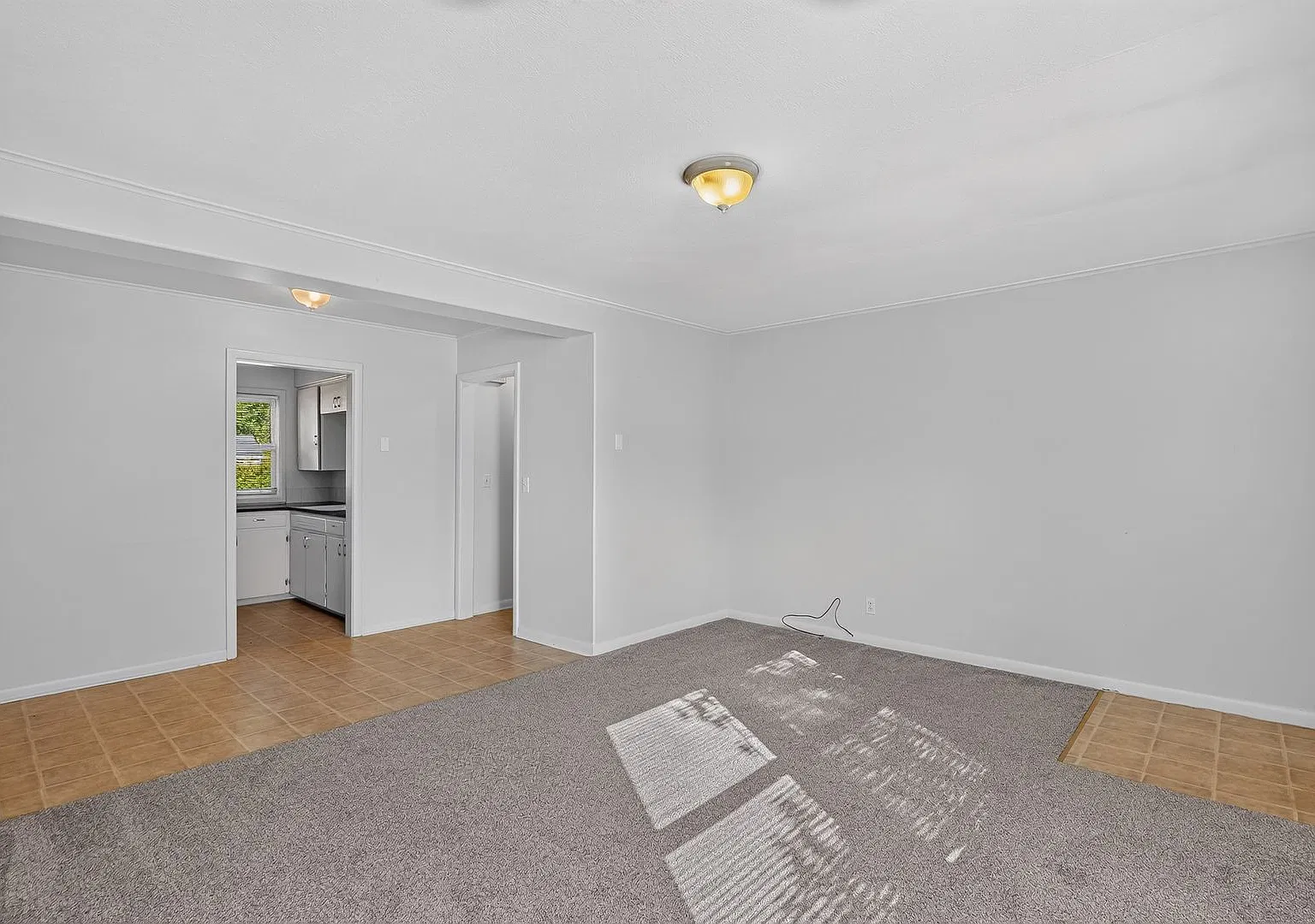Charming 1 Bedroom Unit with Basement storage & Private Laundry — Photo 4