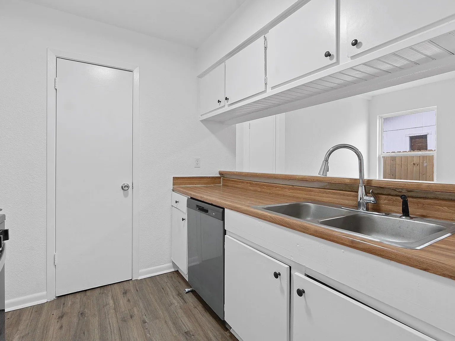 2 bed, 1.0 bath, 900 sqft, $1,275 — Photo 4