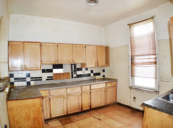4th image of 1050 N Mason Ave
