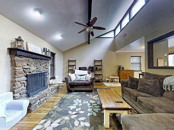 3rd image of 15 Stoneledge Dr