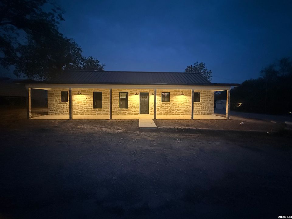 1st image of 902 CEDAR ST
