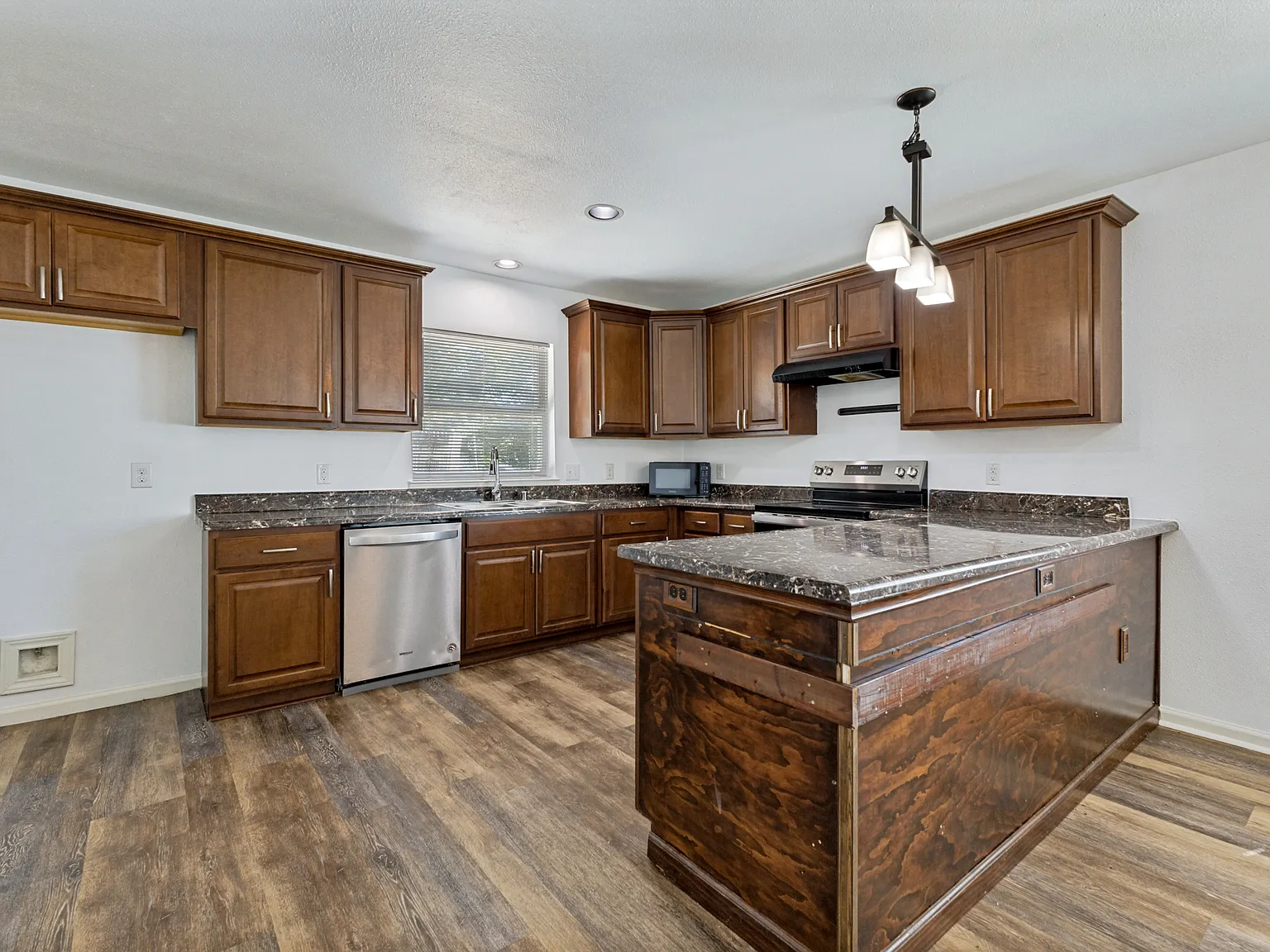 3 bed, 1460 sqft, $2,000 — Photo 3
