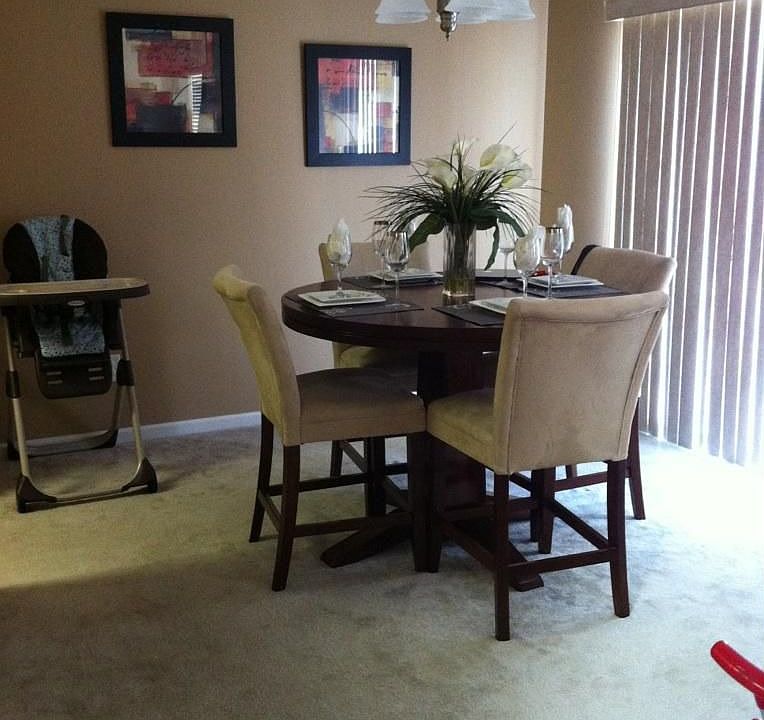 dining area off of kitchen