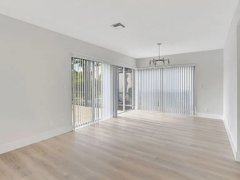 21391 Millbrook Ct — Photo 18