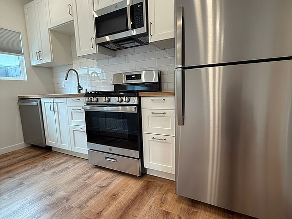 3rd image of 1509 N Hollywood Way APT B
