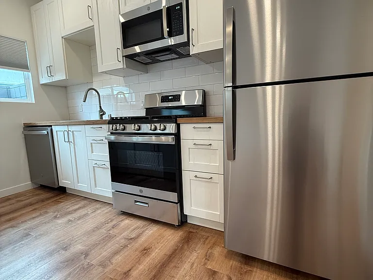 1509 N Hollywood Way #B — Photo 2
