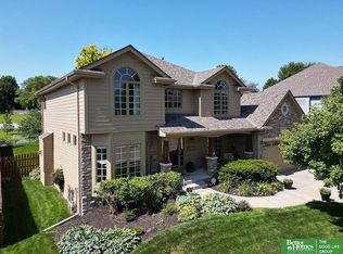 913 Knapp Dr, Papillion, NE 68046