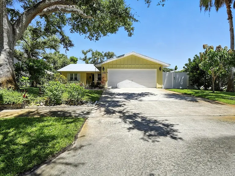 725 Acacia Rd — Photo 25