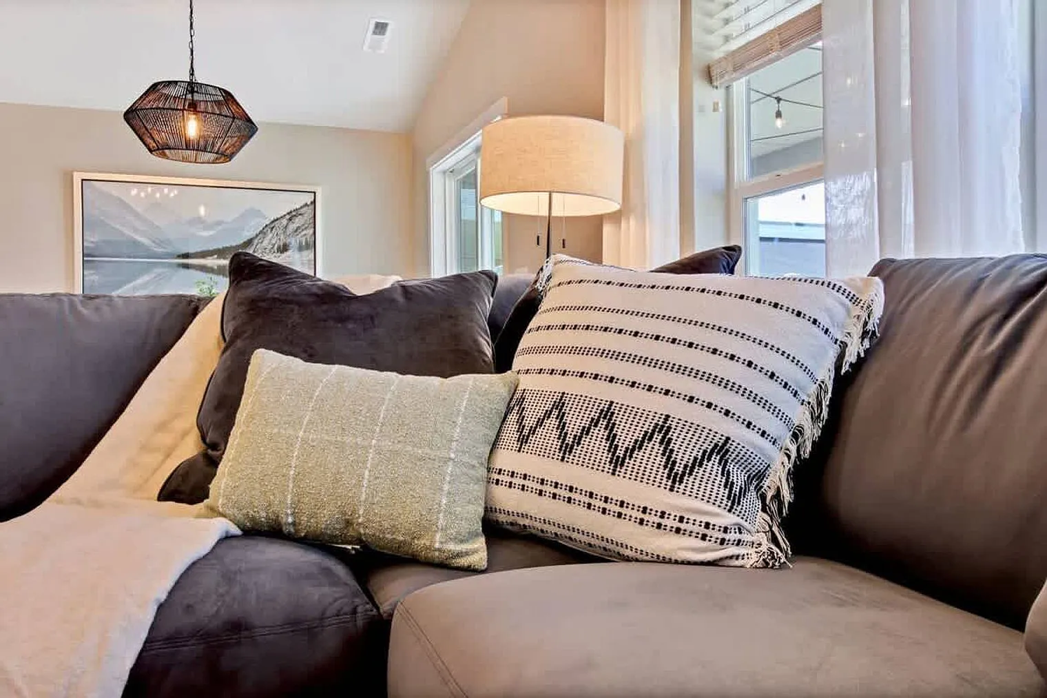 4 bed, 2.0 bath, $8,243 — Photo 2