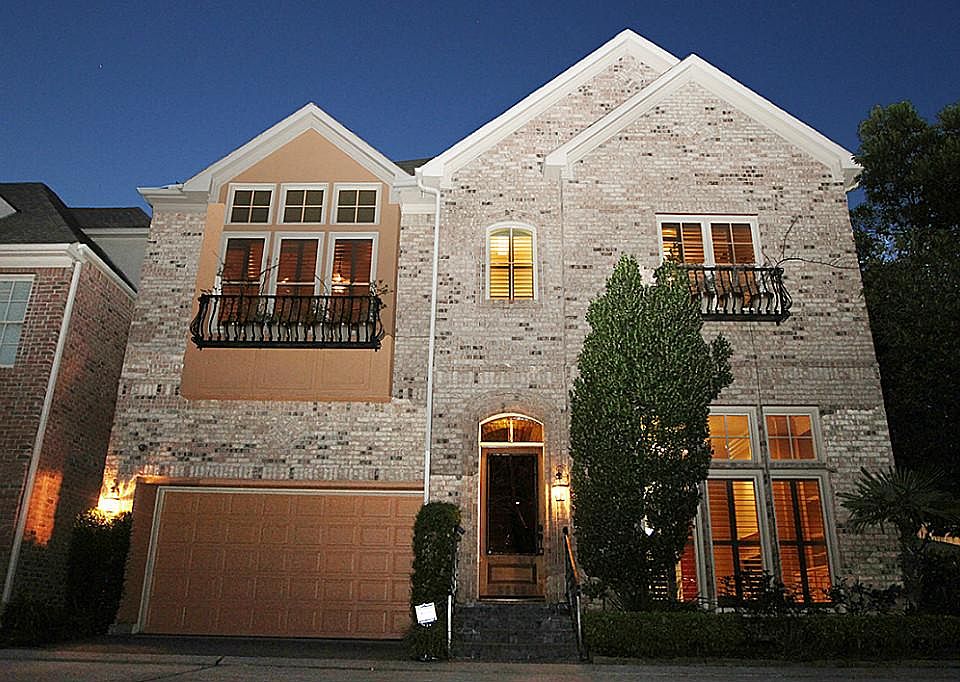 Gorgeous 4 bedroom/3.1 bath home in the Hermann Lake subdivision.