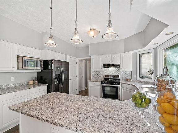 4th image of 872 Silverberry Ln