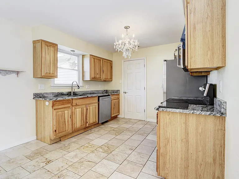 361 N Richmond Ave — Photo 7