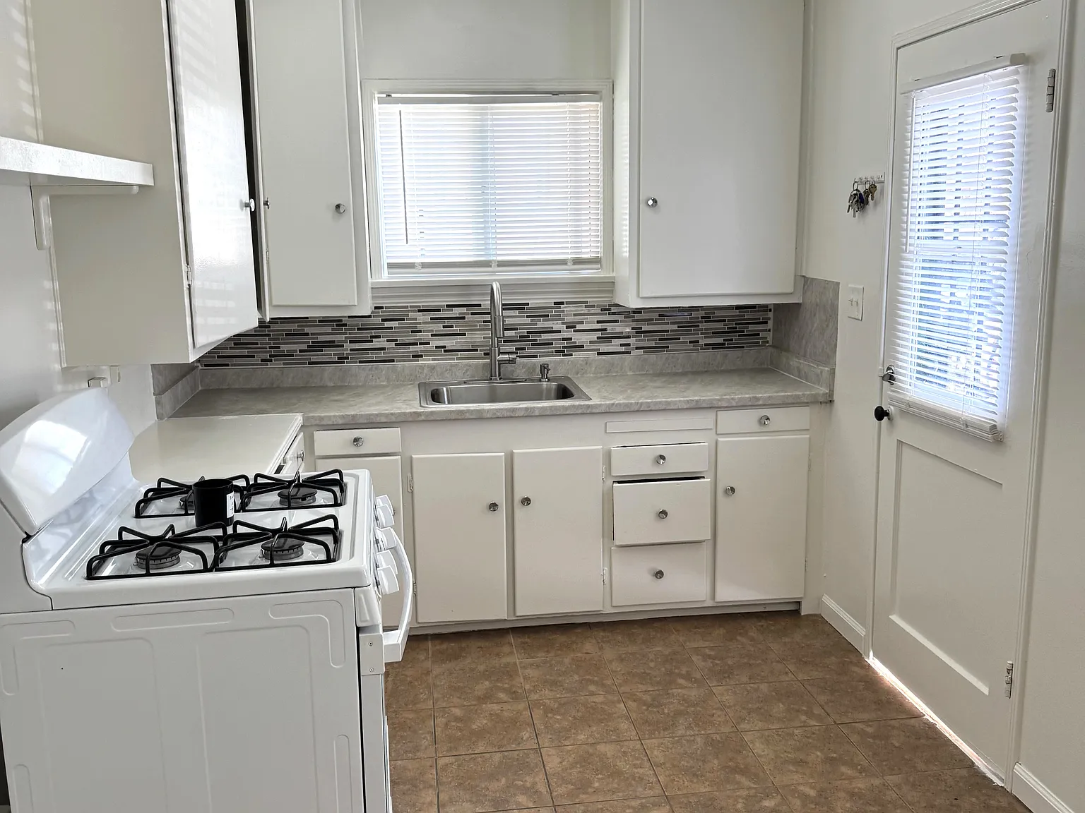 E Hadley St, Whittier — Photo 2
