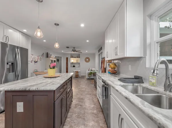 313 Valencia St, Gulf Breeze, FL 32561