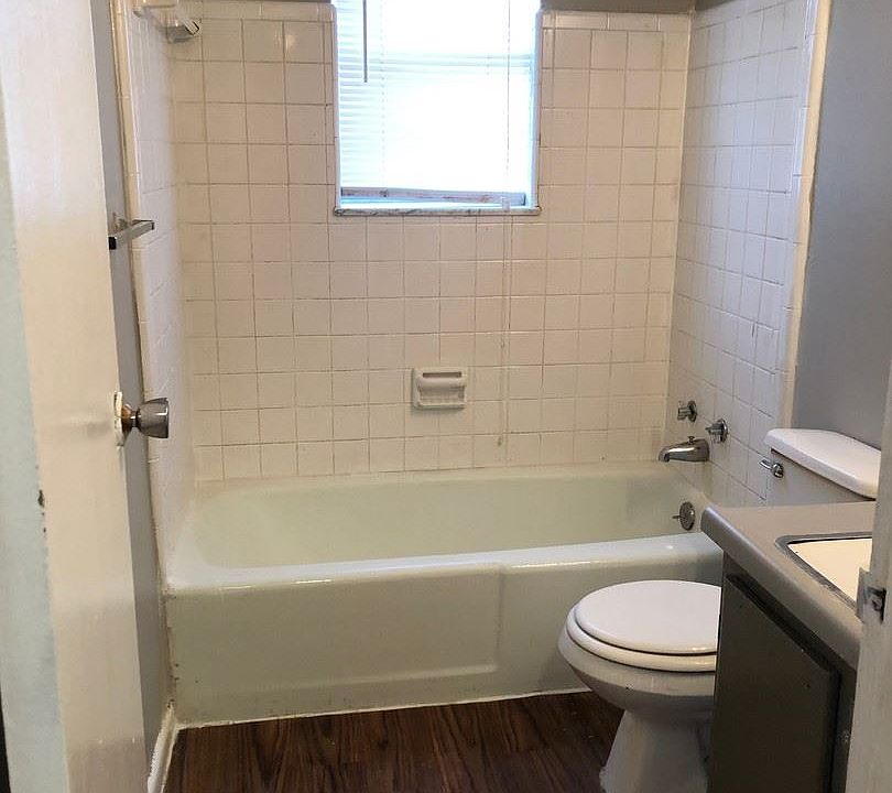 2nd image of 2000 Cambridge Dr APT 6A