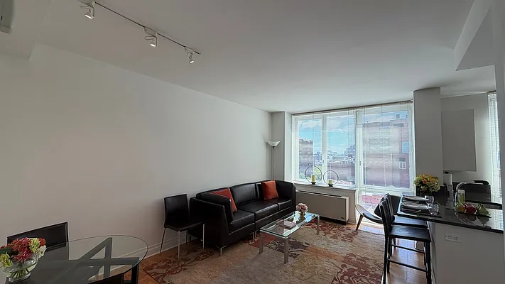 Living room, photo 2