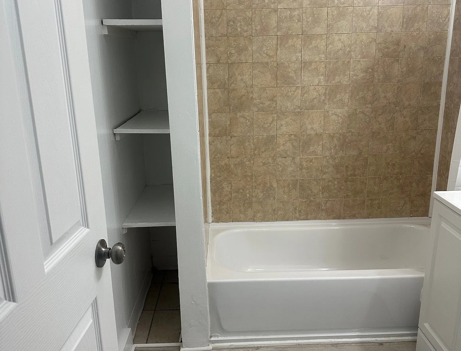 3 bed, 1050 sqft, $3,400 — Photo 4
