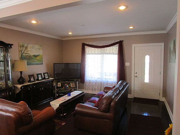 3rd image of 3031 N Octavia Ave