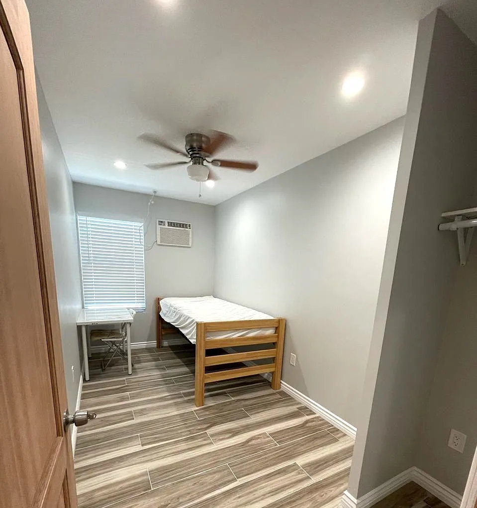 8 bed, 2200 sqft, $700 — Photo 2