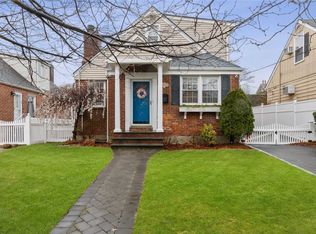 309 Kensington Rd S, Garden City South, NY 11530