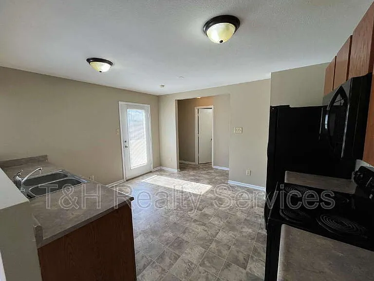 1422 Dowell St — Photo 7