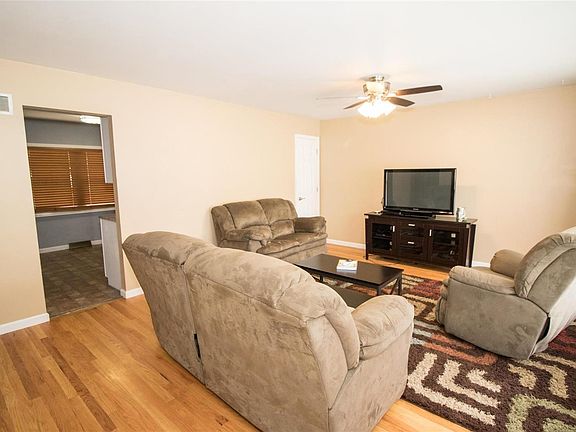 4th image of 711 Bellflower Dr