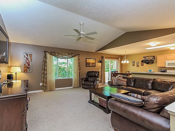 4th image of 2527 Lawncrest Dr NE