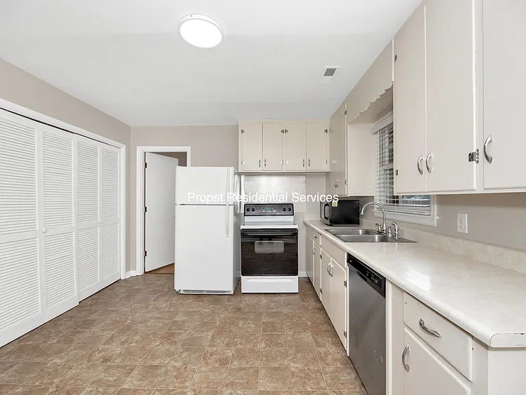 823 Stanhope Dr NE — Photo 13